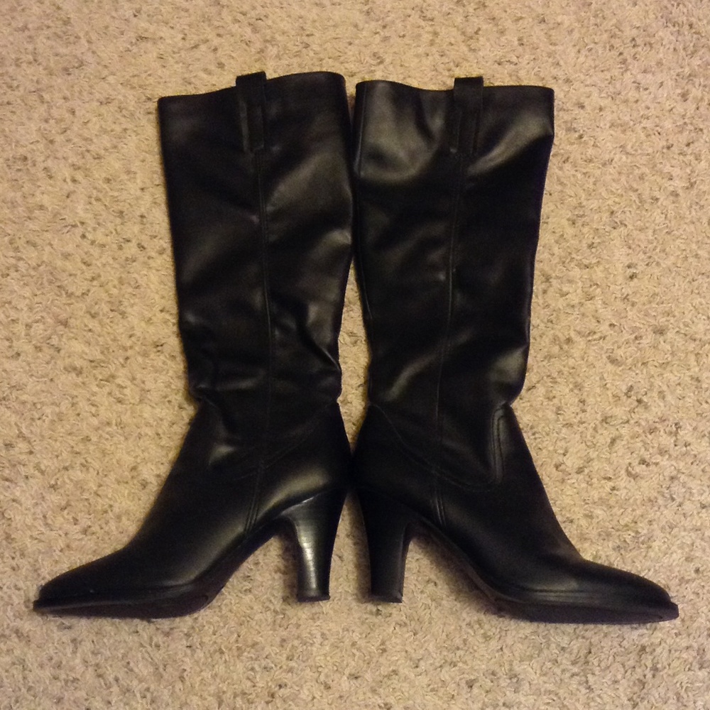 Black boots in excellent condition